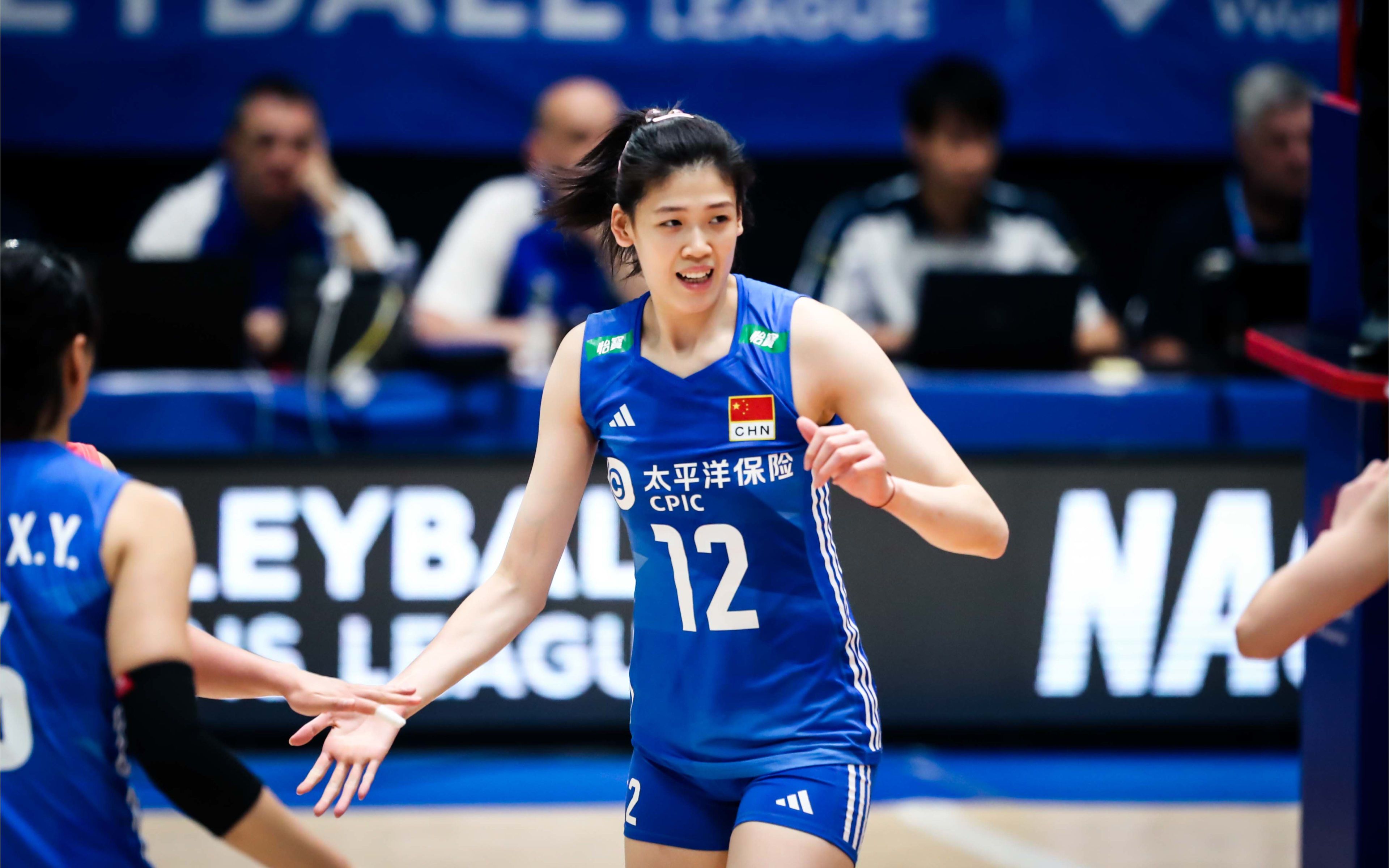 包含日本联赛赛事精彩纷呈，球迷热情高涨的词条