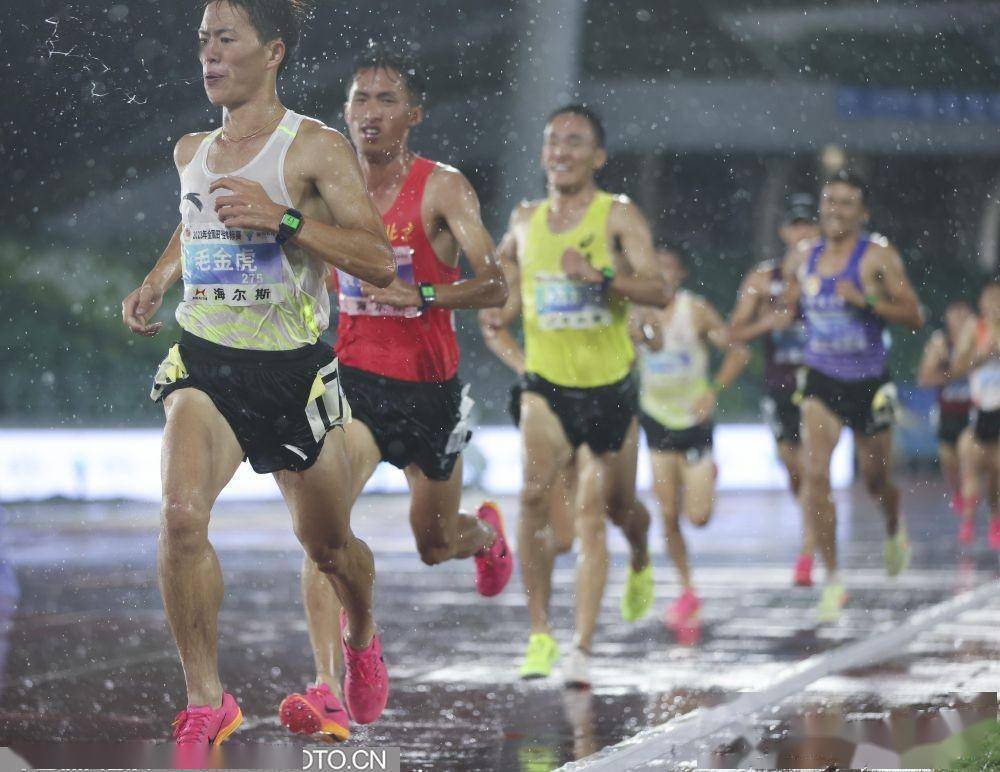 田径赛场飞人闪现，百米冠军问鼎(百米赛跑飞人大战之奥运田径真实竞技体育)