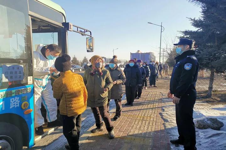 黑龙江冰城队员勇敢直前，勇夺冠军！(黑龙江省首届国防体育冰雪勇士雪仗大赛)