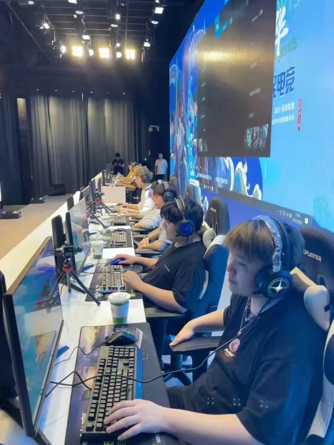 战马战队在刀塔赛事中战术得当压制对手，粉丝高呼其名