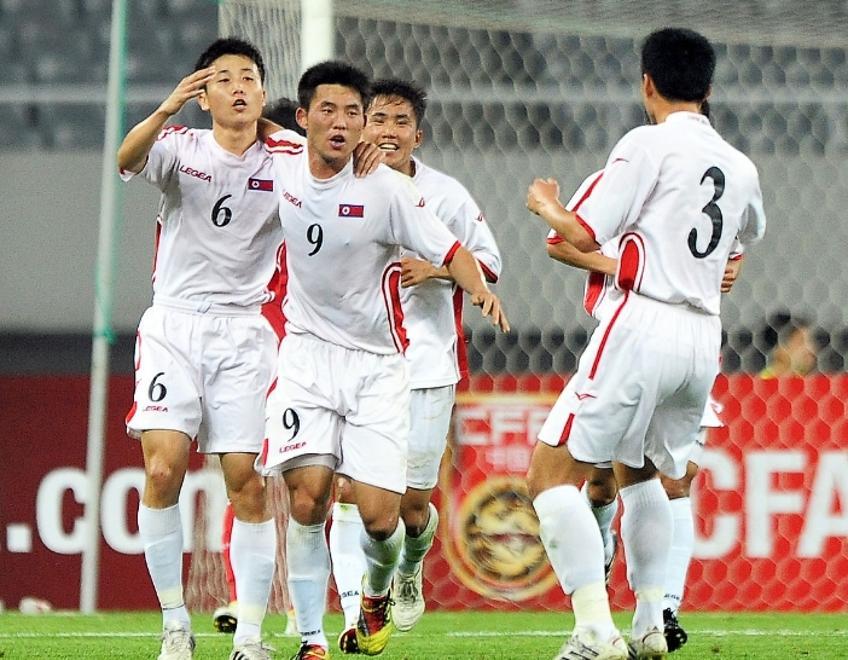 0-2！比国足还惨，亚洲冠军沦为鱼腩，9轮0胜5分，提前垫