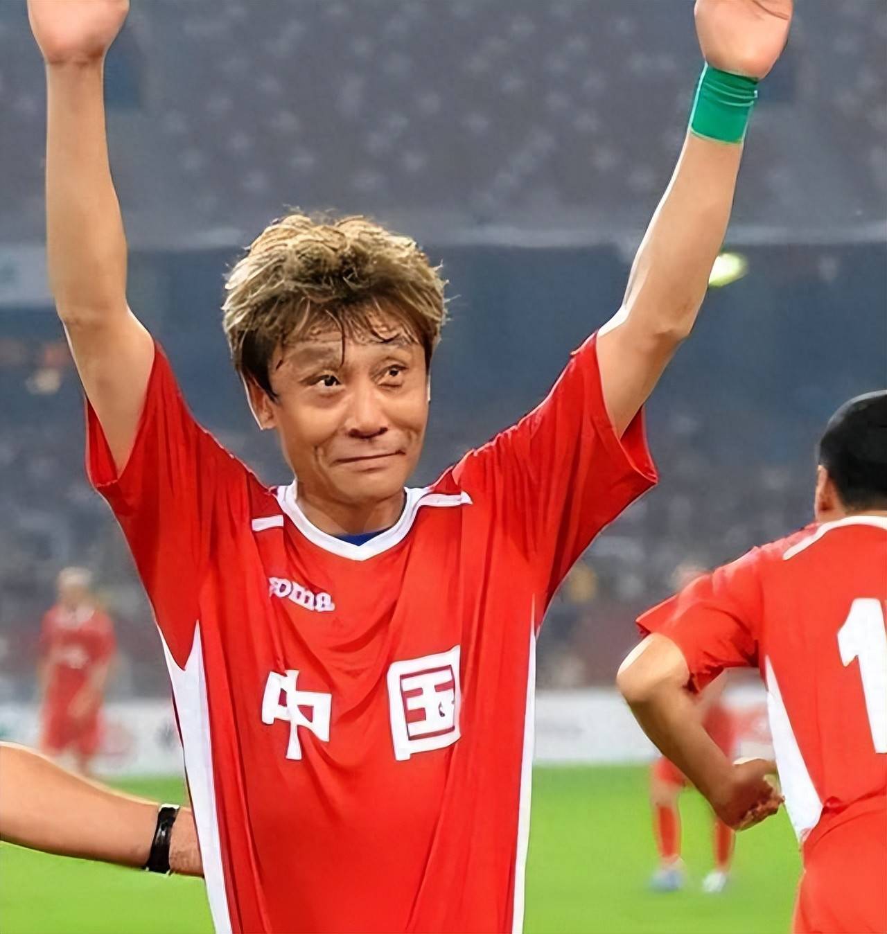 关于那个让那英“未婚生子”的前国脚高峰，20年后现在过得怎么样？的信息